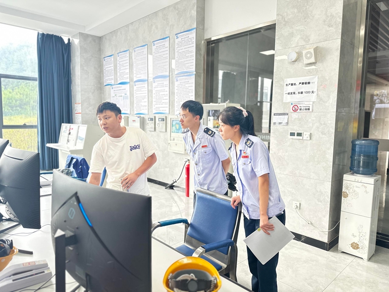 羅甸縣稅務(wù)局青年干部職工到企業(yè)宣傳.jpg