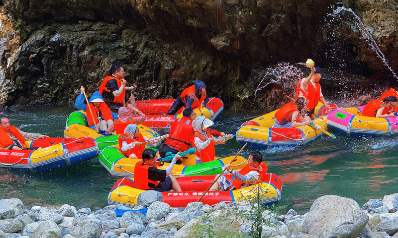 歡聲笑語回蕩在河谷間。 陳桂良攝