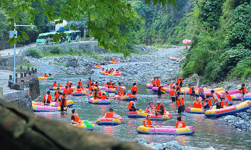 河道熱鬧非凡。 陳桂良攝