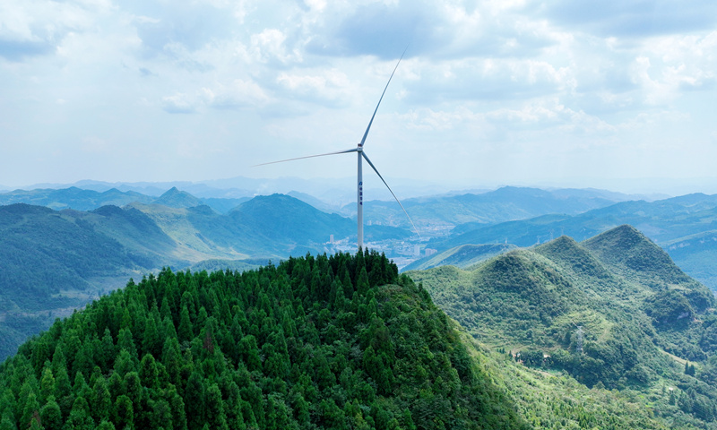 風力發電機組傲然矗立。陳桂良攝