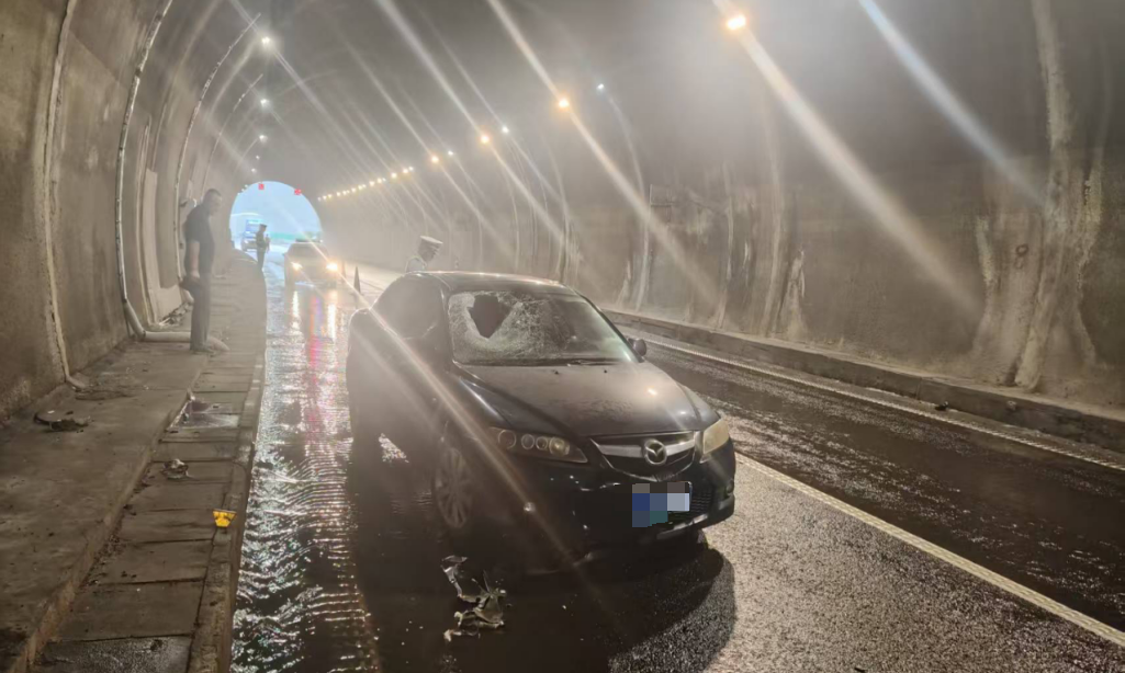 貴州省交通綜合行政執法七支隊十五大隊工作人員擺放安全錐做好現場防護。