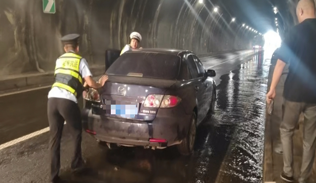 貴州省交通綜合行政執(zhí)法七支隊(duì)十五大隊(duì)聯(lián)動(dòng)部門共同處置事故車輛到安全地點(diǎn)。