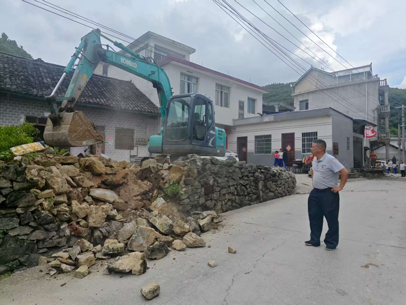 龍忠查看公路擴建.jpg