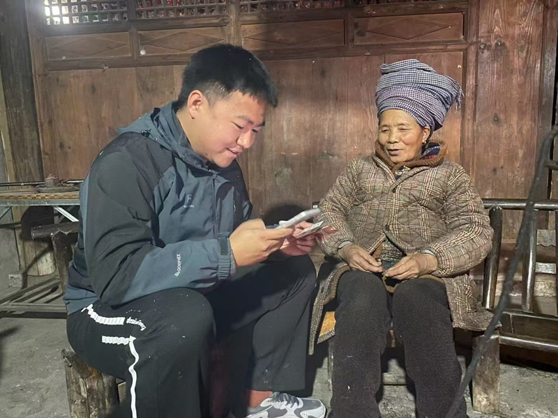 唐麟璇教老人用手機.jpg