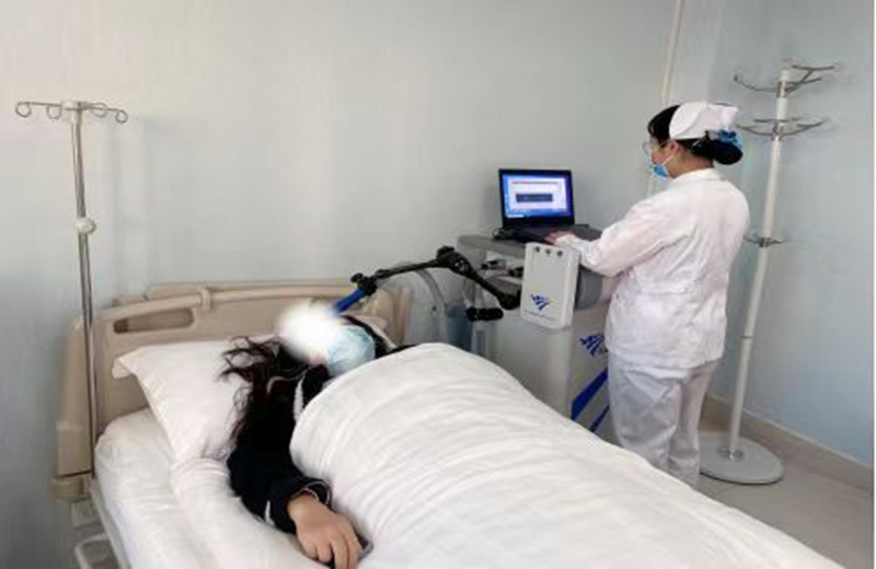 六盤水市第三人民醫(yī)院睡眠障礙科工作人員為患者進(jìn)行睡眠監(jiān)測。