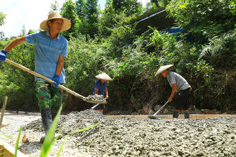 在劍河縣南加鎮塘邊至方家公路工人們正在有序施工。楊潔茹攝