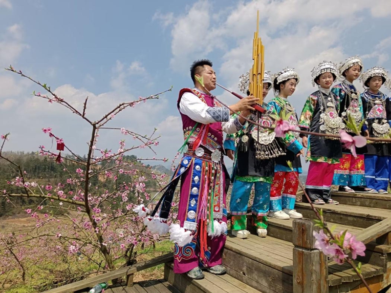楊昌杰參加鎮遠古城第二屆“花語節”活動進行報京蘆笙文藝表演。龔巧巧攝