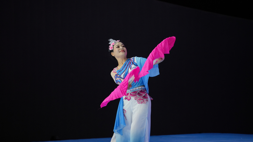 2025年全國(guó)老年人健身廣場(chǎng)舞大聯(lián)動(dòng)在西江千戶苗寨舉行。