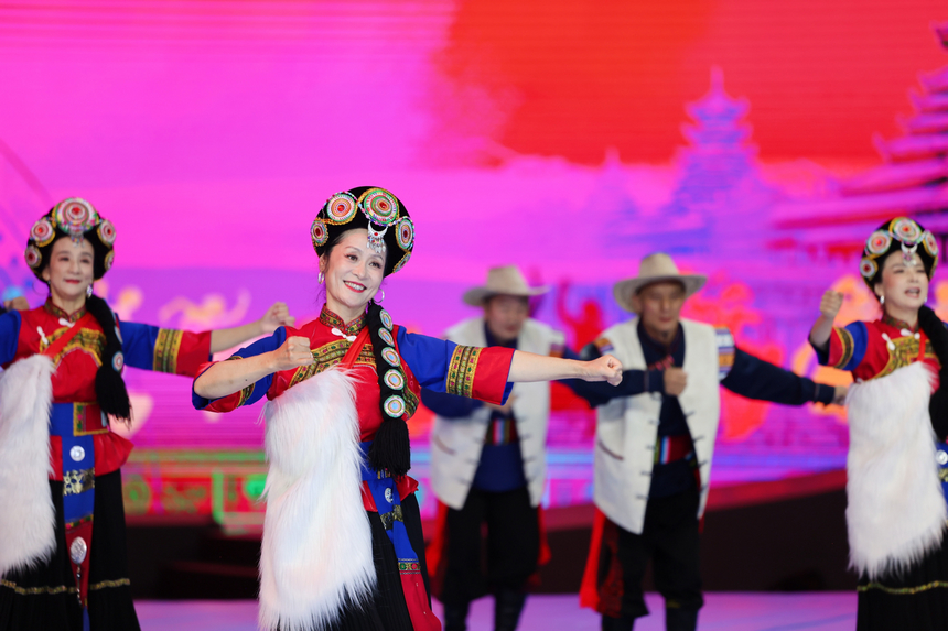 2025年全國老年人健身廣場舞大聯動在西江千戶苗寨舉行。