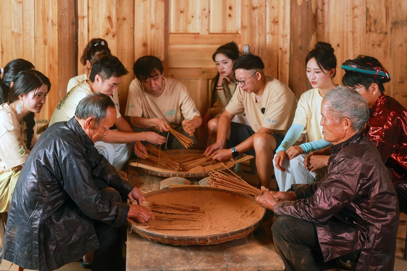達(dá)人們跟著學(xué)制香。