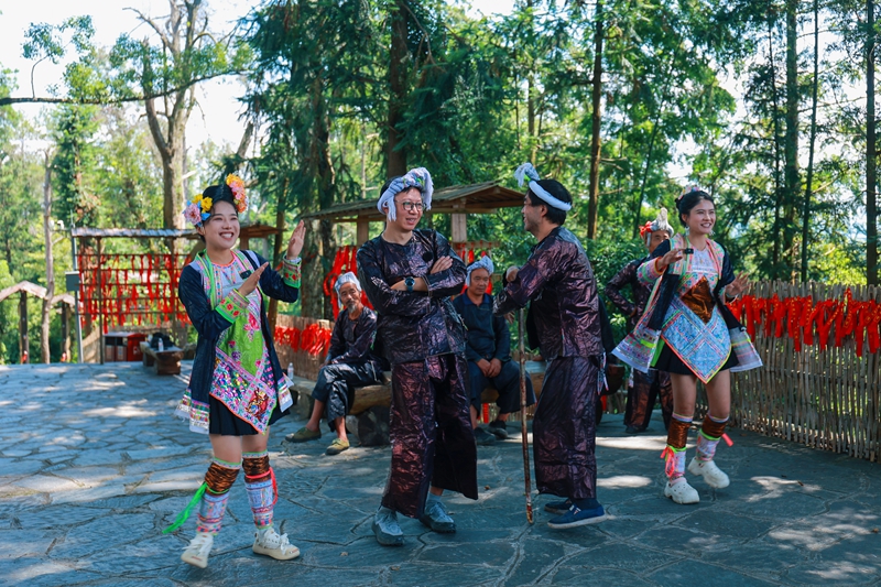 達人們穿著岜沙苗族服飾跳舞。