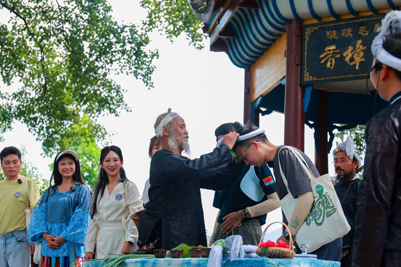 達人們體驗岜沙成人禮儀式。