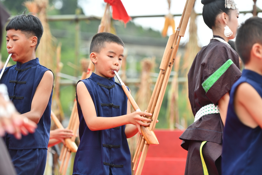 2025年9月13日，貴州省凱里市萬潮鎮(zhèn)馬田村，孩子們在吹奏蘆笙跳蘆笙舞鬧豐收。楊仁海攝
