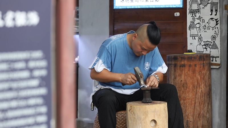 穆天宏正在捶打冷卻過后的銀錠.jpg