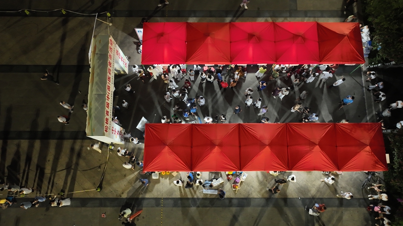 松桃首屆中（苗）醫(yī)藥夜市現(xiàn)場(chǎng).JPG