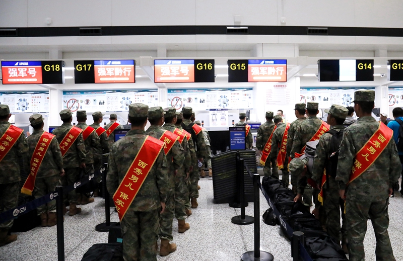 新兵們正在專用值機柜臺辦理手續。南航貴州公司供圖.jpg