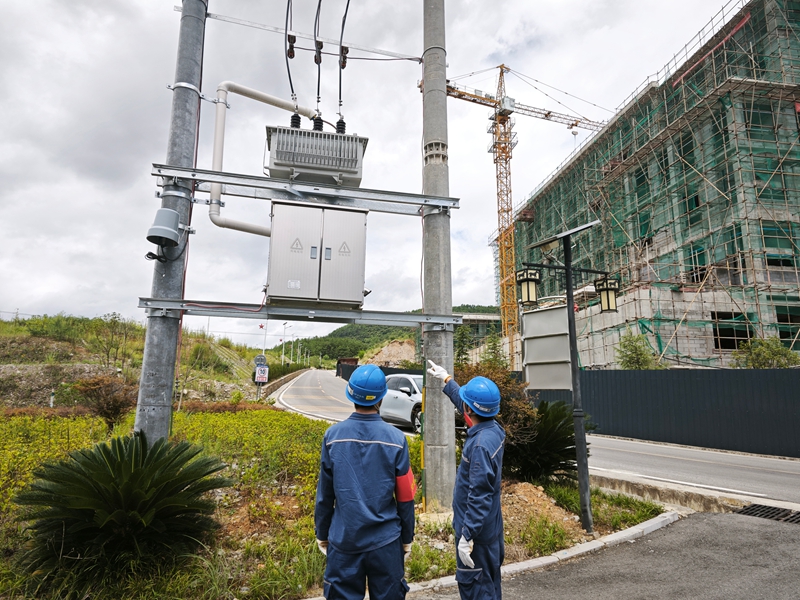 2、銅仁石阡供電局工作人員對困牛山村電力設施開展特巡。  任俊旭攝.jpg