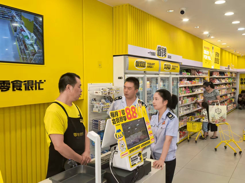 稅務干部走訪個體工商戶。