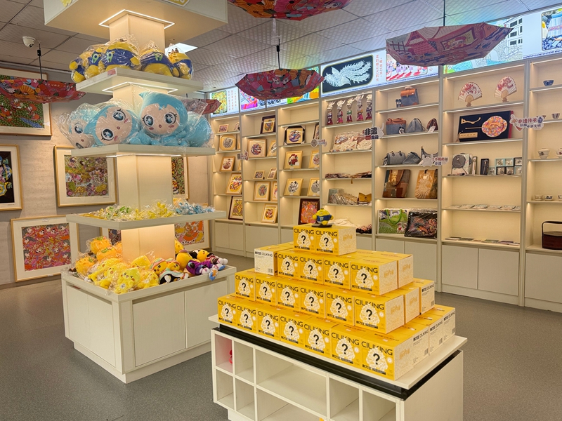 涼都文創(chuàng)店內(nèi)，游客正選購商品。.jpg