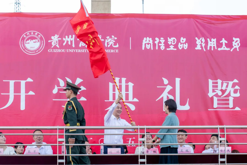 黨委書記湯健將軍訓師旗幟授予軍訓師師長馬紅梅。