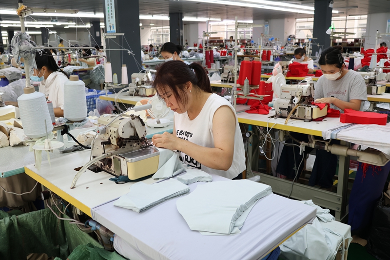 趕制不停歇！貴州獨山這個服裝廠產銷兩旺。
