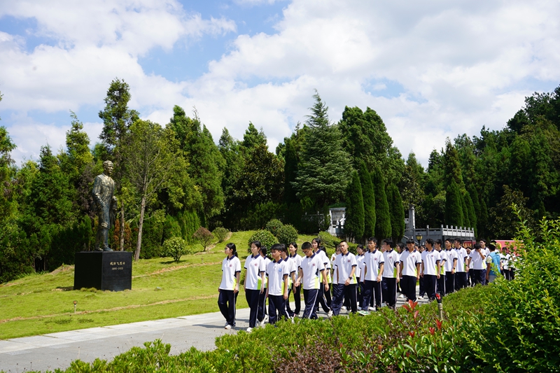 師生走進錢壯飛烈士陵園.JPG
