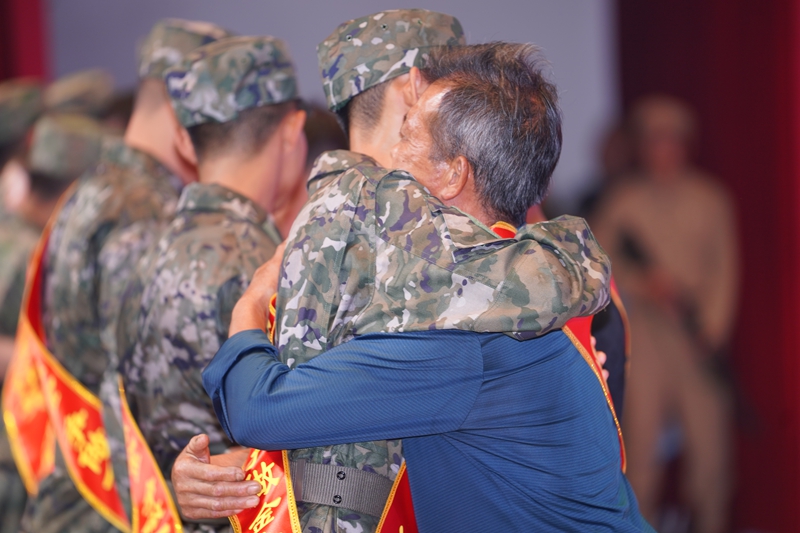 新兵代表與家長深情擁抱。
