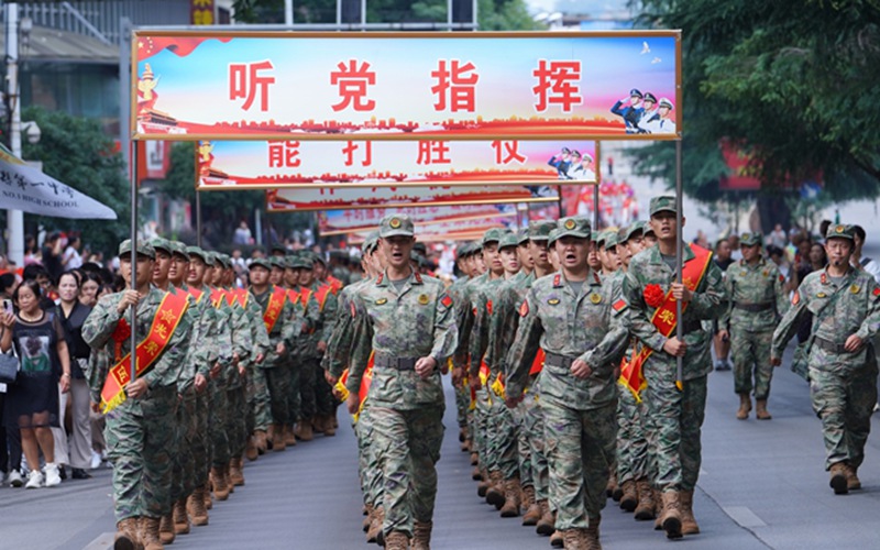 全體新兵邁著整齊的步伐，沿著金沙城區巡游。