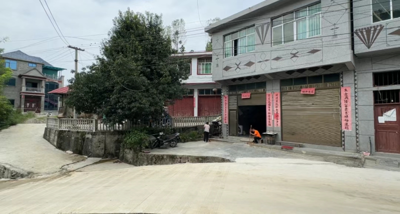 打掃房前屋后，搞好鄰里關系.jpg