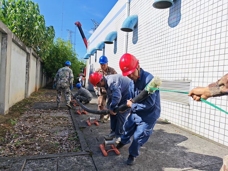 圖為：南方電網(wǎng)興義興仁供電局工作人員對(duì)變電站受損故障電纜進(jìn)行更換