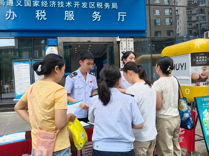 稅務(wù)干部為個(gè)體商戶講解政策要點(diǎn)（羅長(zhǎng)靜 攝）