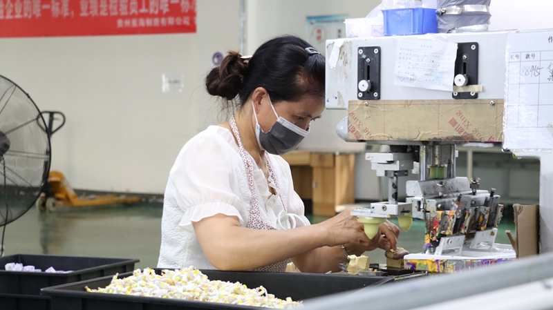 抓質量、保訂單 貴州獨山定制玩具生產熱潮持續升溫。