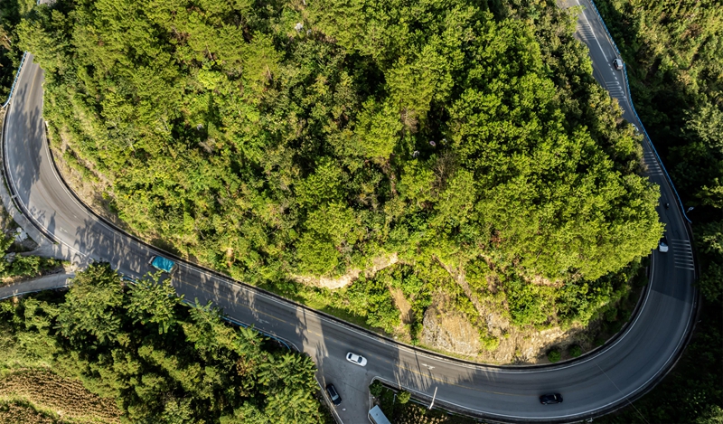2025年9月18日，車輛在貴州省黔南布依族苗族自治州羅甸縣龍坪鎮(zhèn)境內(nèi)的公路上行駛。