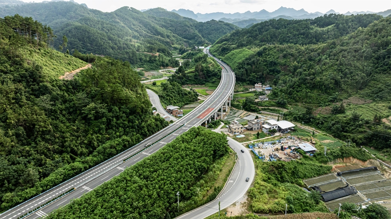 2025年9月18日航拍下的位于貴州省黔南布依族苗族自治州羅甸縣龍坪鎮境內的（余安）高速路與公路。