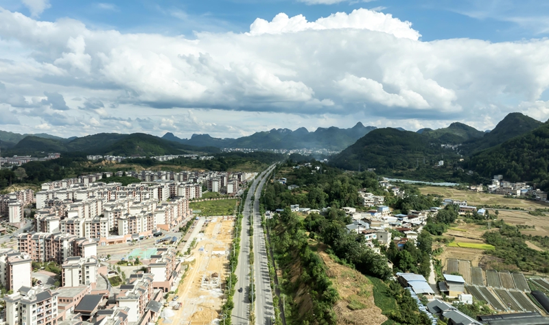 2025年9月18日拍攝的位于貴州省黔南布依族苗族自治州羅甸縣邊陽鎮的公路。