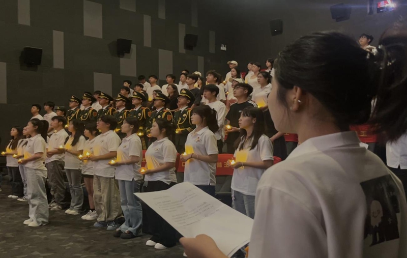 師生齊唱《歌唱祖國》。.jpg