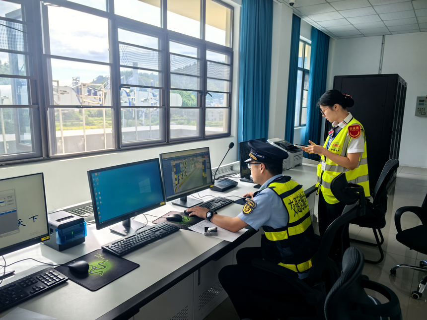 貴州省交通運輸綜合行政執法人員在收費站查看車輛數據進行排查。