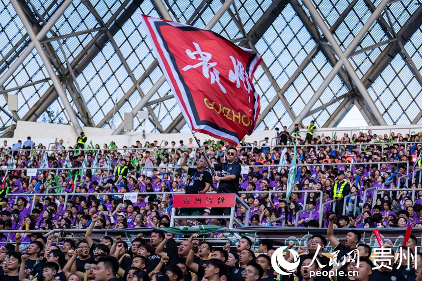 觀看比賽的球迷。人民網(wǎng)記者 涂敏攝