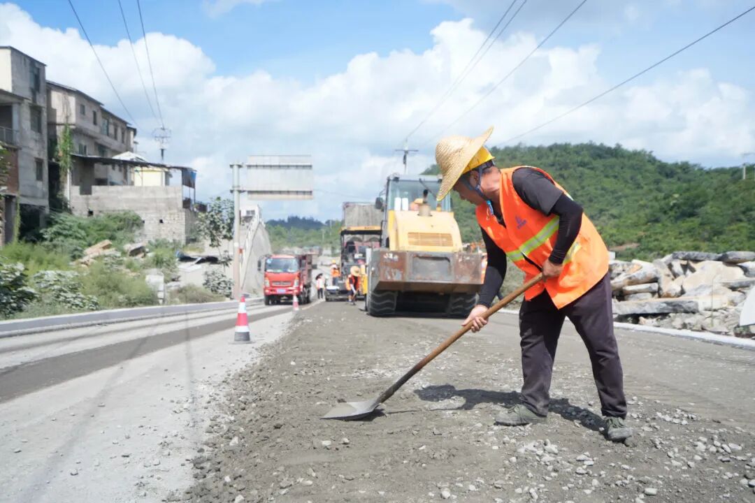 S211金板線路面提升工程施工現場。