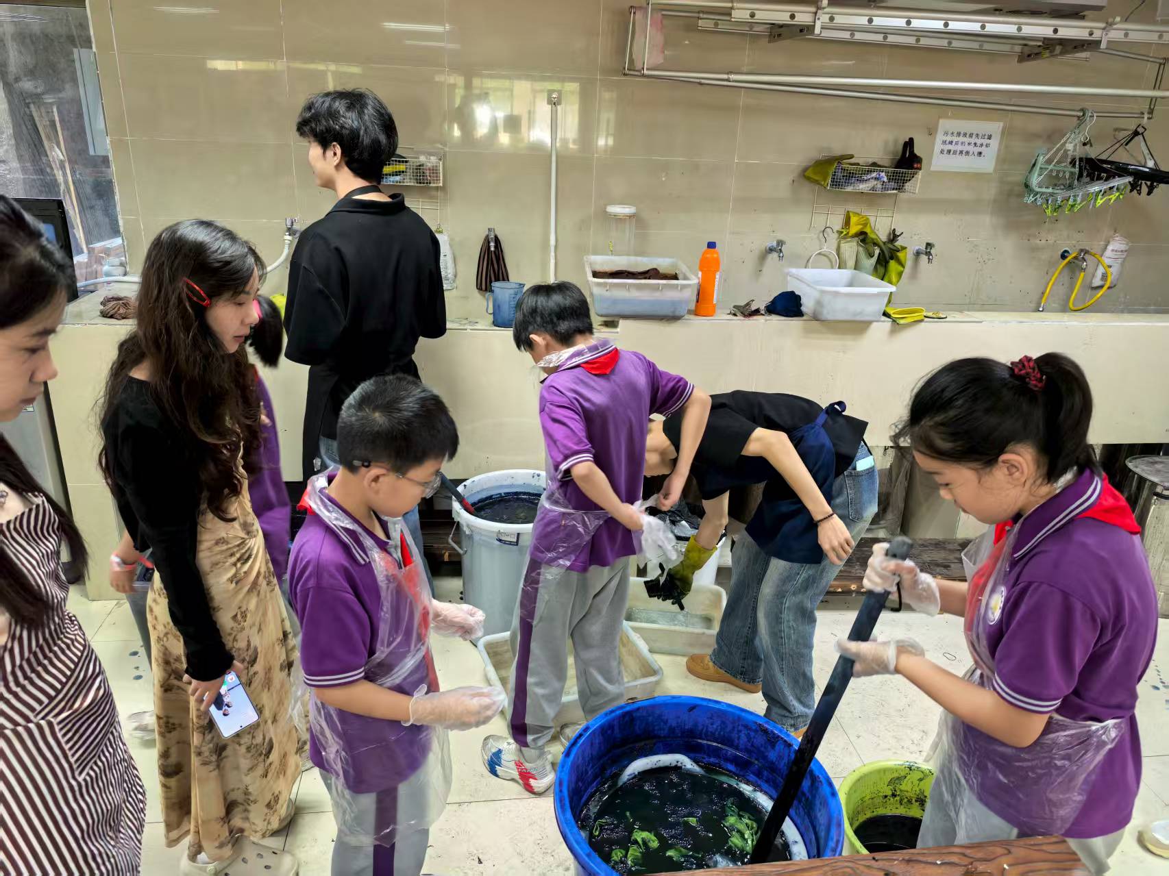 體驗靛染技藝。貴州民族大學供圖