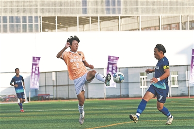 9月21日，貴安智算隊球員（右）在與涪陵國藥太極隊球員拼搶。張晨攝