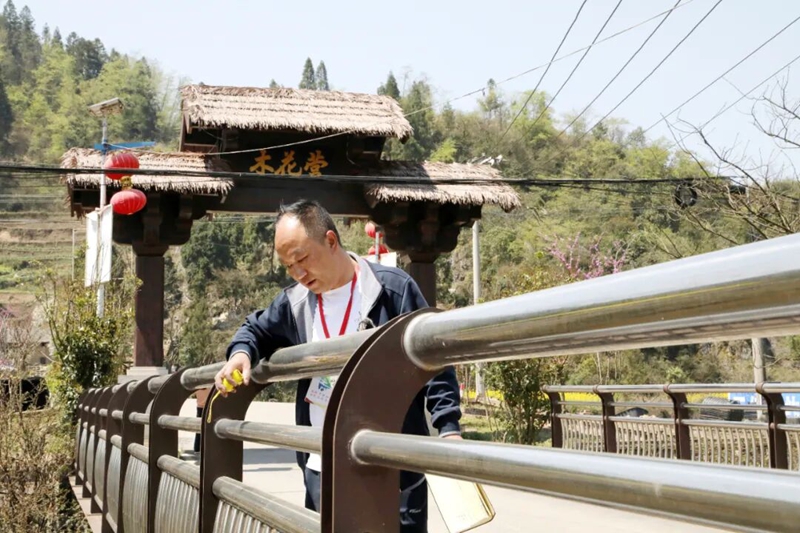 1 圖為尚偉查看木花營橋兩側欄桿情況.jpg