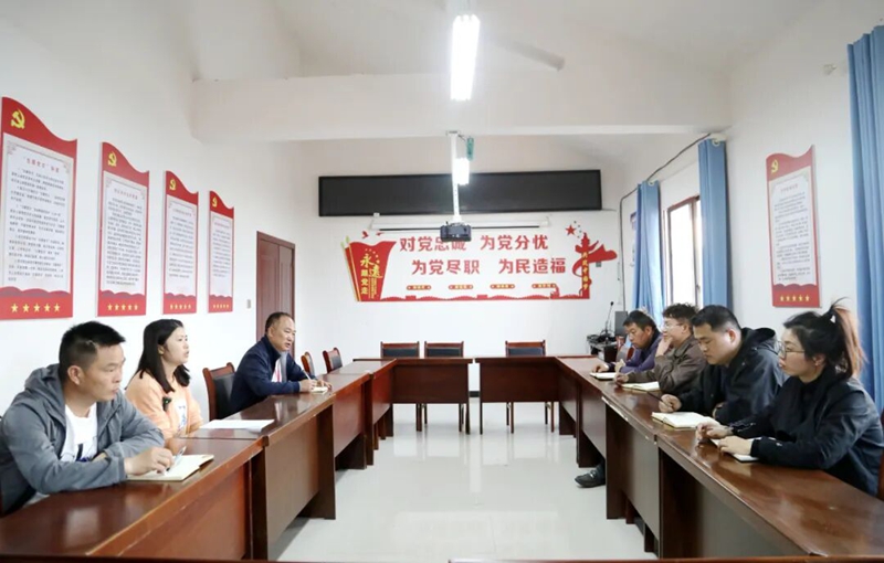 5 圖為尚偉與駐村工作隊員、社區兩委干部溝通工作.jpg