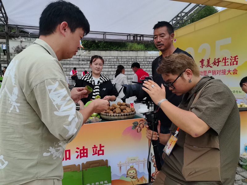 網絡達人正在拍攝短視頻。李宇攝