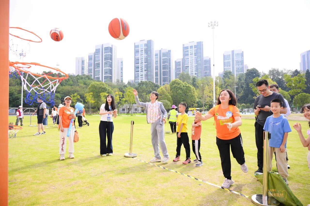 大家參與趣味比賽。觀山湖區融媒體中心供圖