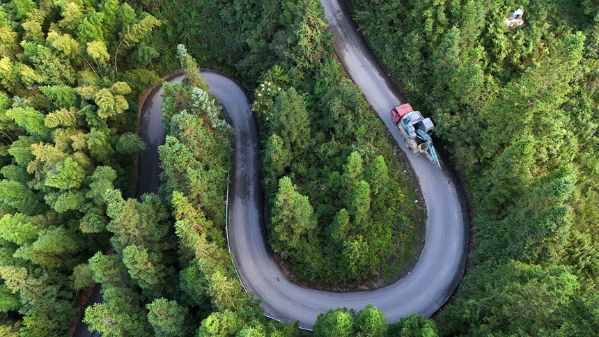 南寨鎮(zhèn)盤山公路。