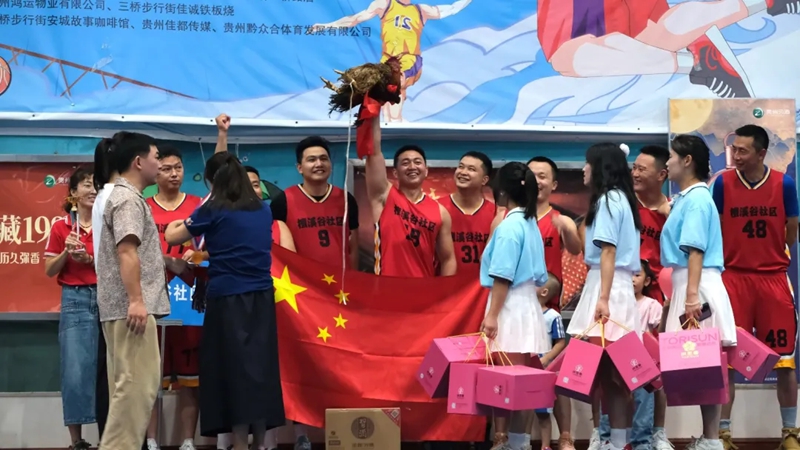 冠軍隊伍獲得大公雞。