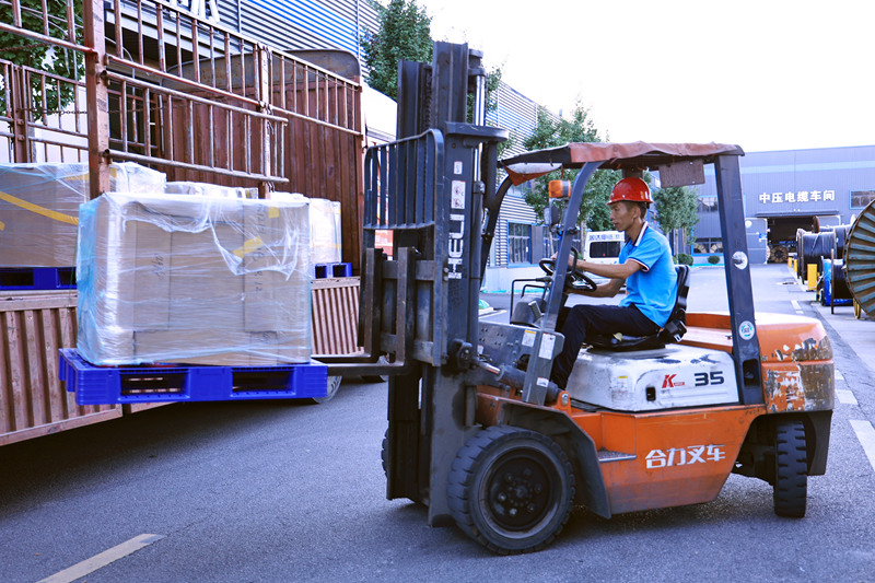 出口法國貨物裝車現(xiàn)場。