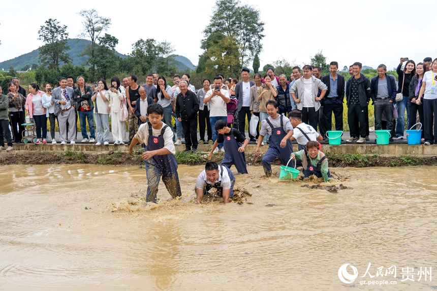 摸魚比賽現場。人民網記者 涂敏攝