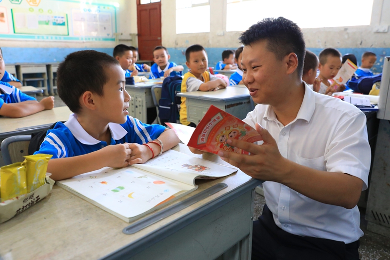 工作人員正在為學生宣傳講解金融知識。鐘成炫 攝 (2)